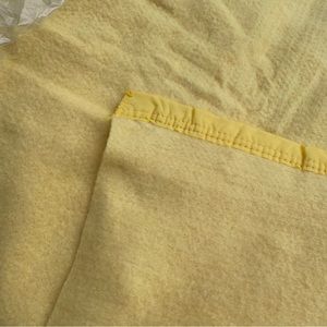 Vintage yellow poly full & twin blanket 72x90 Contessa